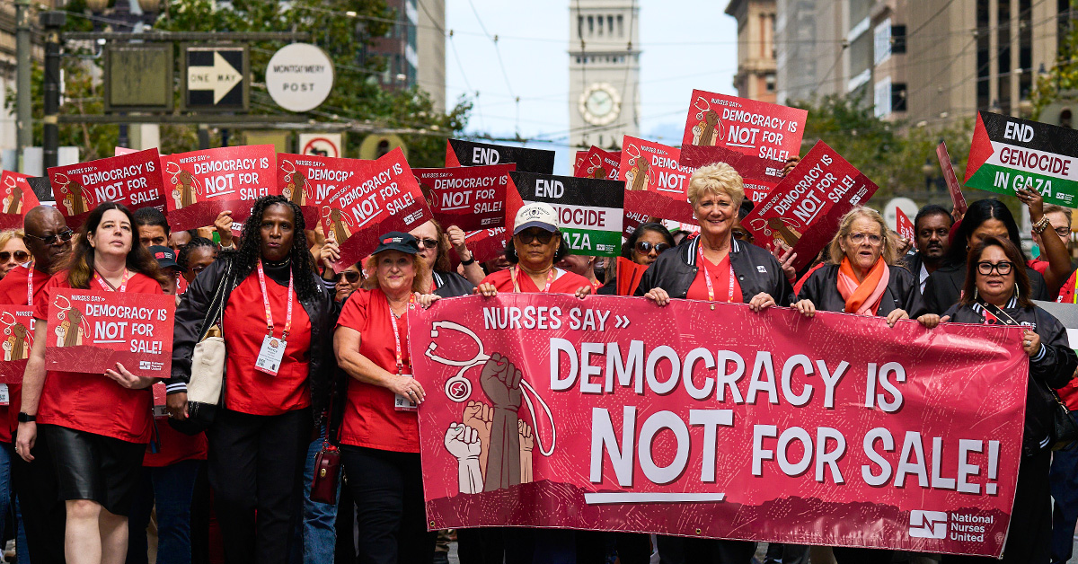 Enfermeiros de todo o mundo participam da marcha “A democracia não está à venda”